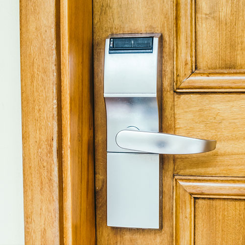 Puerta con un sistema de acceso a una habitación de hotel